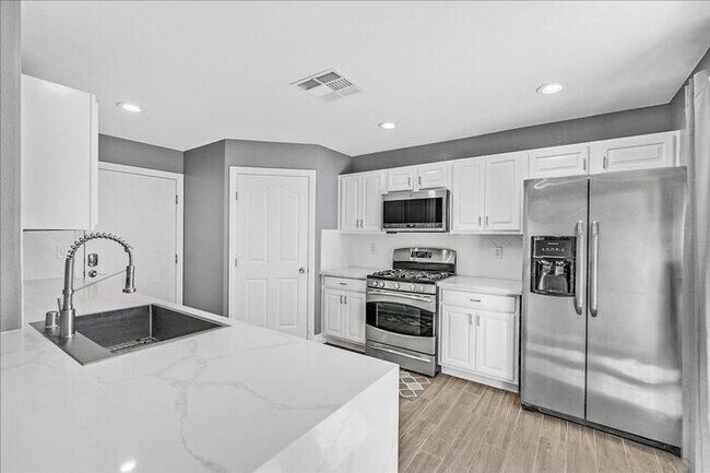 Building Photo - Stunning 3-Bedroom Townhome with Spacious Backyard & Fireplace