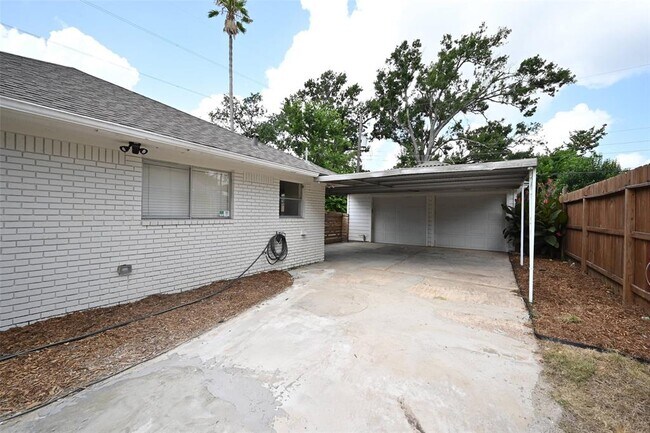 Building Photo - 3007 Maple Grove Ln