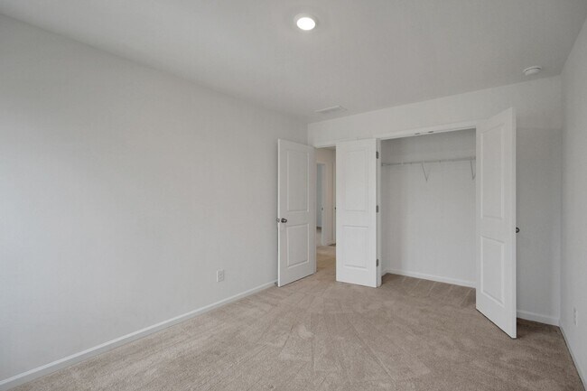 Building Photo - Stunning 4BR House in Hampton