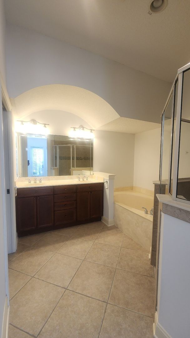 Building Photo - Huge 3 Bed 2.5 bath Home in Palencia- Main Bedroom downstairs plus Upstairs Efficiency