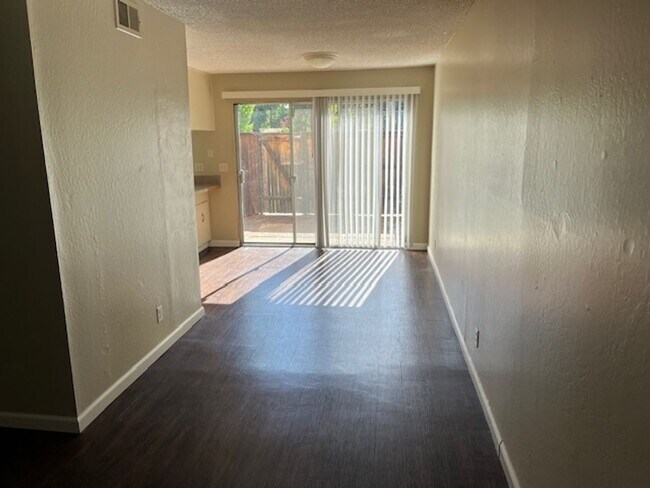 Building Photo - 3 bedroom 1.5 bathroom condo in Davis