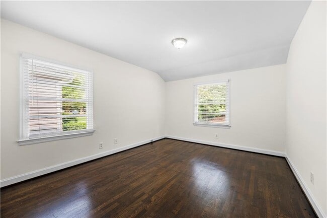 Building Photo - 990 Lindridge Dr NE