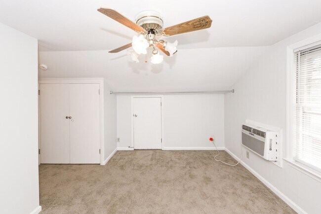 Building Photo - 3 Bedroom 2 Bath Home in Briarwood - Summe...