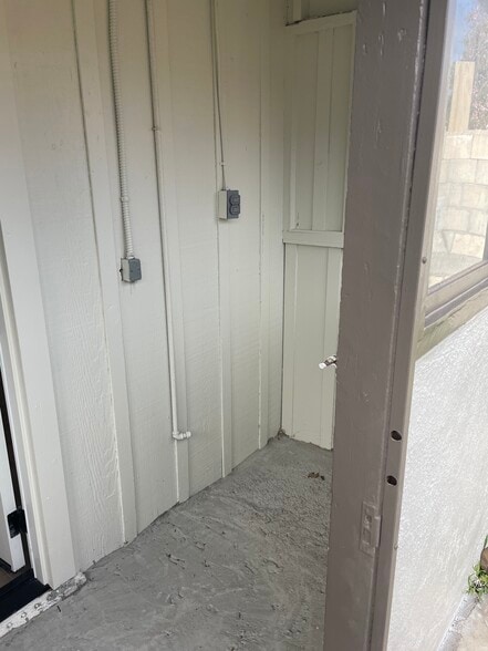 Dryer hookup back porch - 287 W Mission Ave