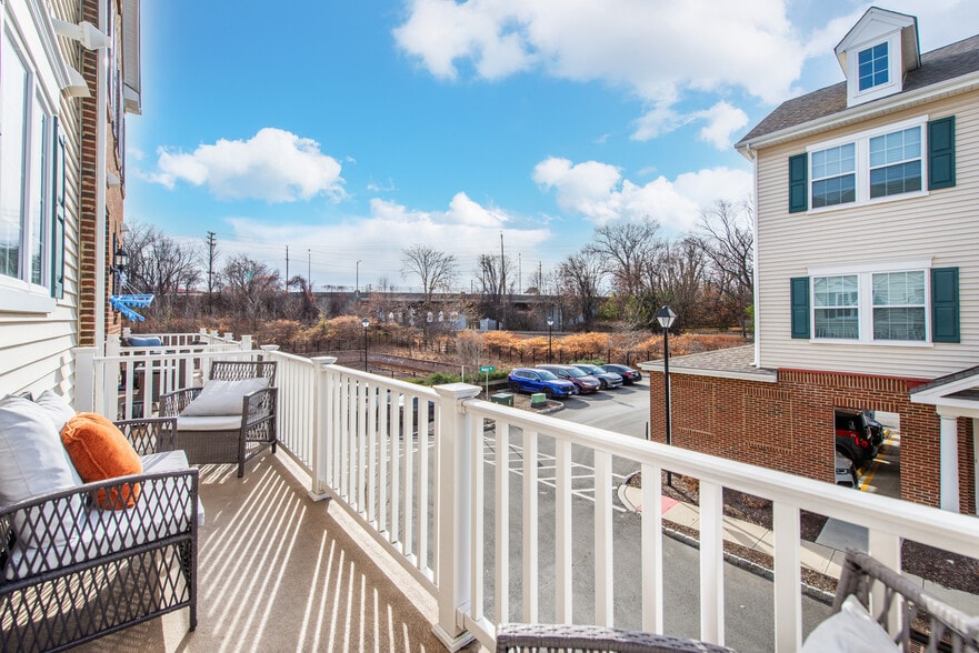 Balcony in unit off kitchen - 33 Landmark Ln