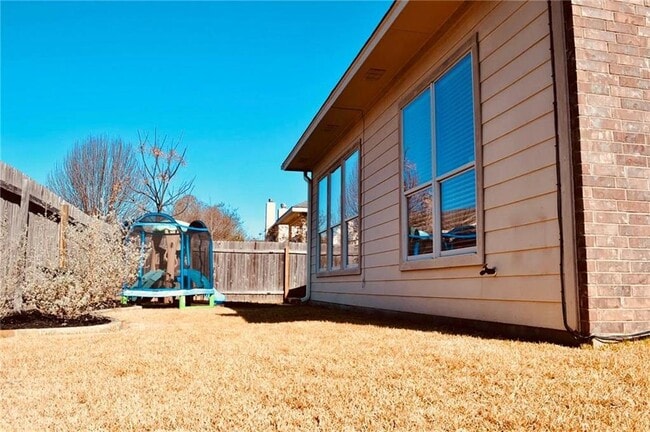 Building Photo - 600 Spanish Oak Terrace