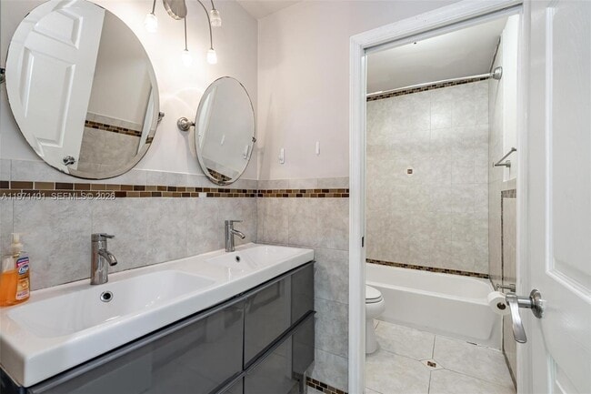 Building Photo - 11191 SW 17th Manor