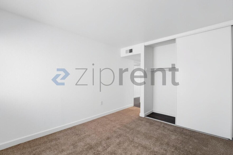 Building Photo - Unit B226