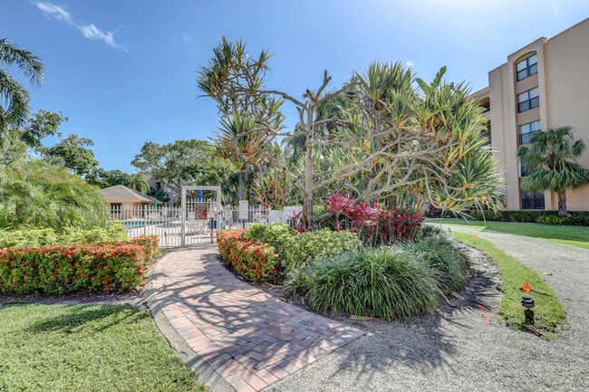 Building Photo - 450 Egret Cir