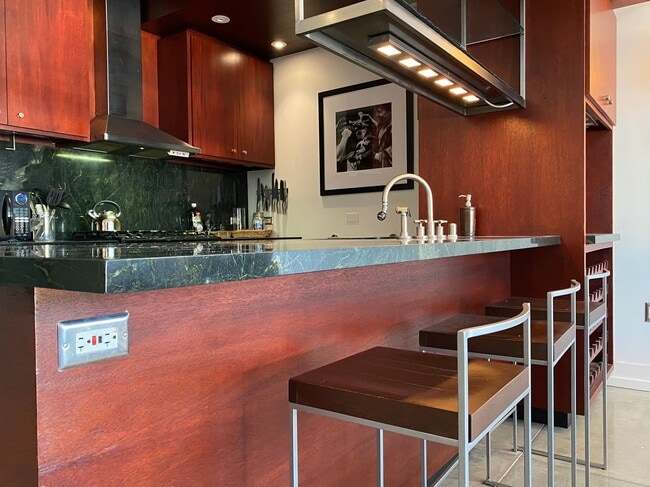Building Photo - LUXURY TOP-FLOOR 2BR/2.5BA PENTHOUSE LOFT ...