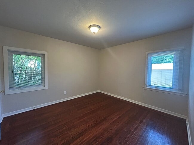 Building Photo - Charming Single Story 2-Bedroom Home in Ma...