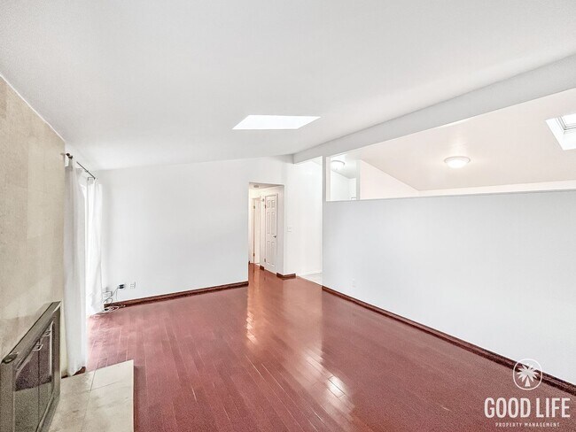 Building Photo - Beautiful 3B/2BA W/ Attached Garage and Up...