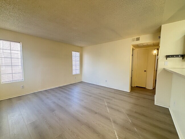 Building Photo - 4670 Tracylynn Ln