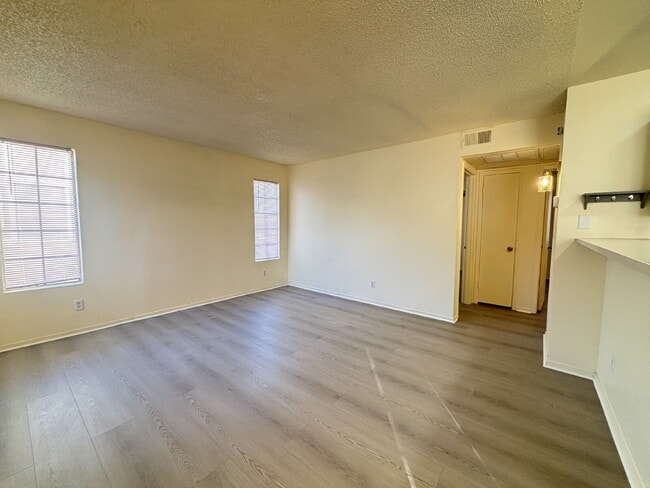 Building Photo - Updated Downstairs 2 Bed | 1 Bath Apartment – Move-In Ready