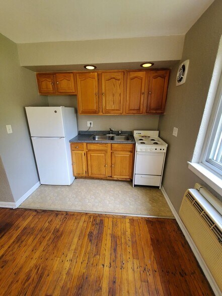 Building Photo - 2448 W Kilbourn Ave