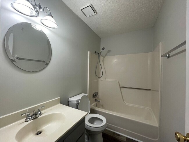 Building Photo - Nice 2 bedroom, 2 bath duplex