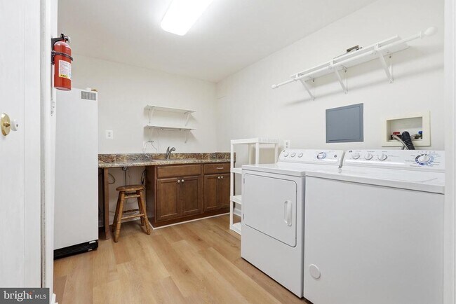 Building Photo - 7691 Northern Oaks Ct