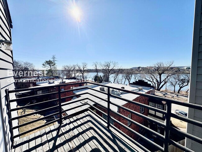 Building Photo - 1327 S Lawton Ave