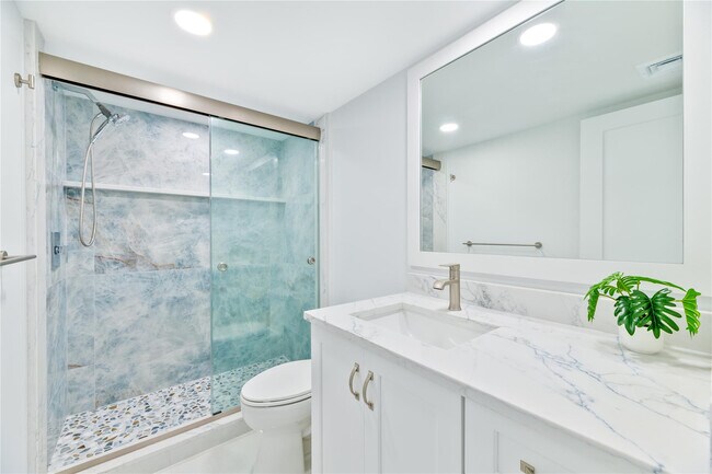 Building Photo - 1021 Hillsboro Mile