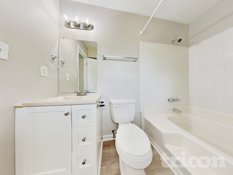 Building Photo - 3735 Linwood Way