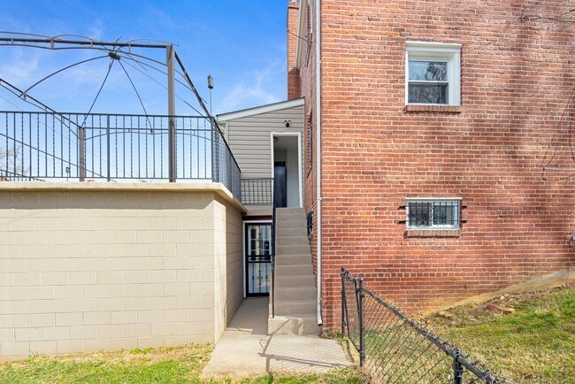 Building Photo - 1938 S St SE
