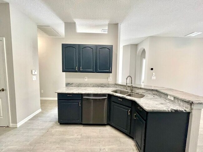 Building Photo - Gorgeous 3/2 Pool Home in Apopka's Parkside at Errol Estate!