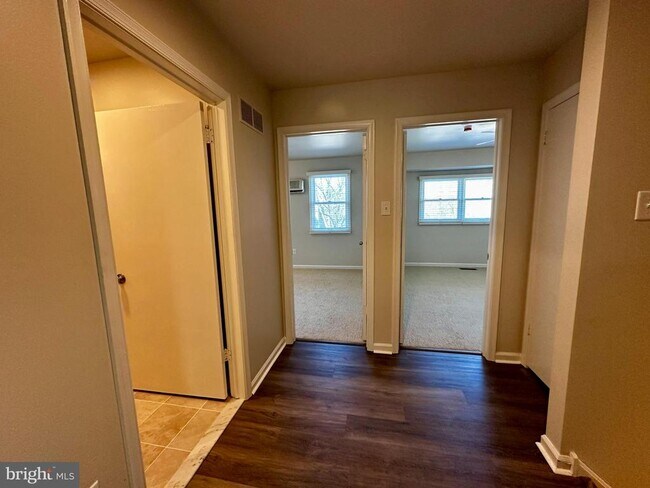 Building Photo - 18 Dundee Mews