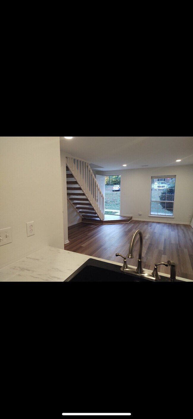 Building Photo - 3945 Briarhill Dr