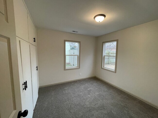 Building Photo - Update 3 Bed/1 Bath Home!