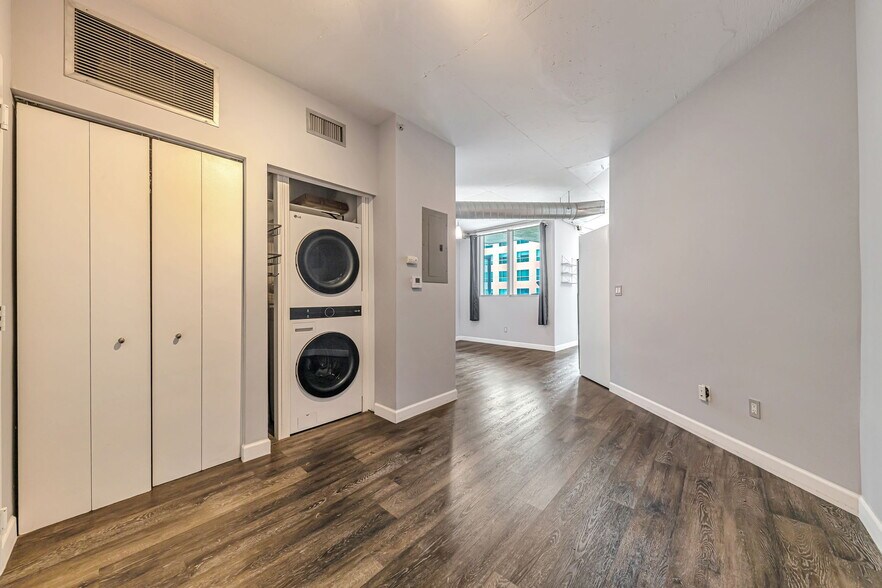 Building Photo - 690 SW 1st Ct