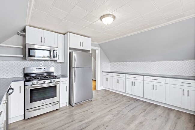 Building Photo - 104 OAK St