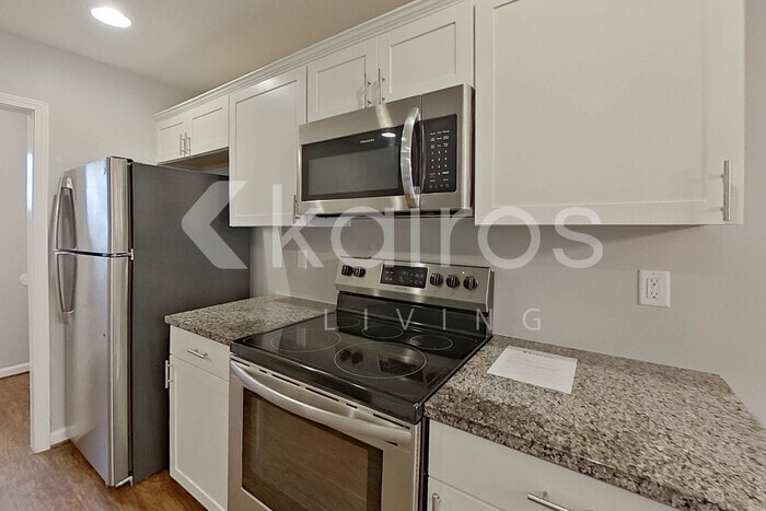 Building Photo - 922 12th Ln