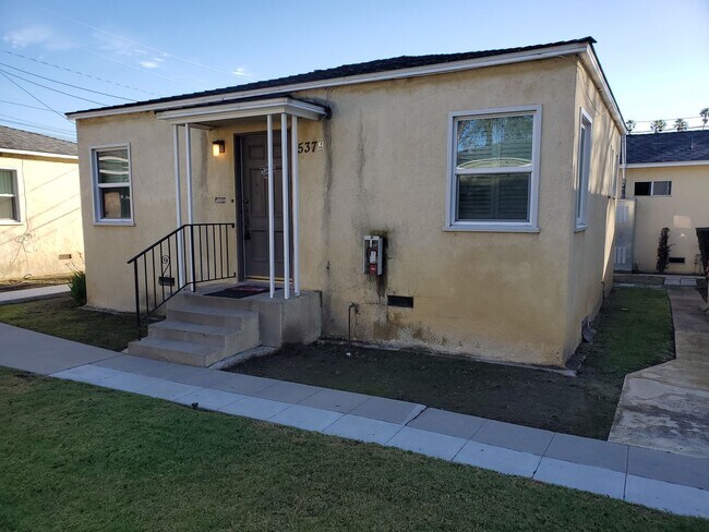 Building Photo - Wonderful 1 Bedroom 1 Bath Bungalow Unit located near downtown Oxnard