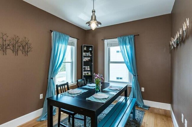 Building Photo - Spacious 4 Bed, 2 Bath Luxury Condo for Re...