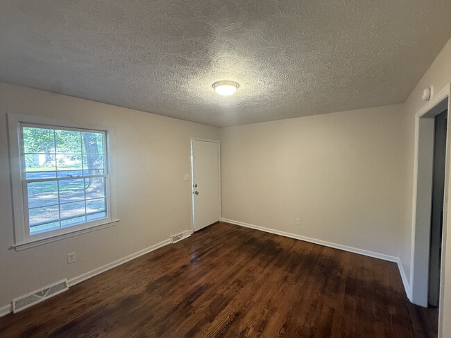 Building Photo - Two bed one bath property in Madison Heigh...