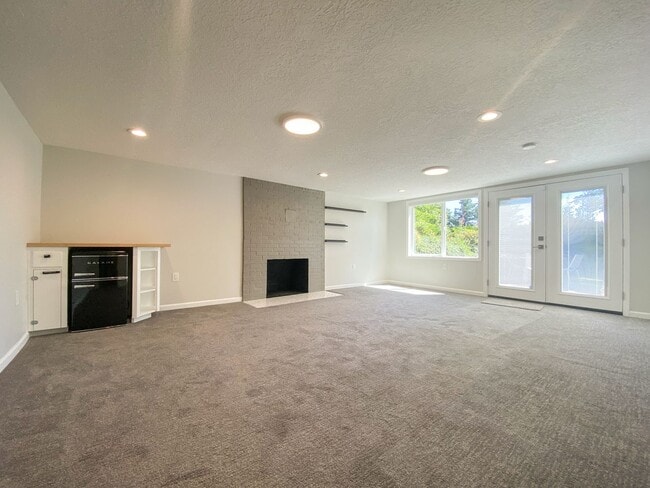 Building Photo - Stunning Mid-Century Home with Spectacular Southerly Views in Sought-After Terwilliger Heights!