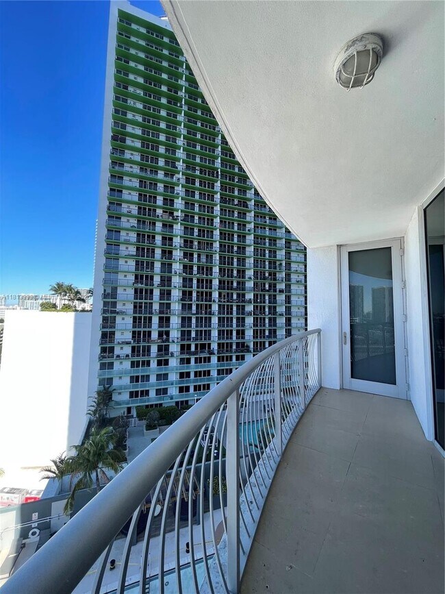 Building Photo - 1750 N Bayshore Dr