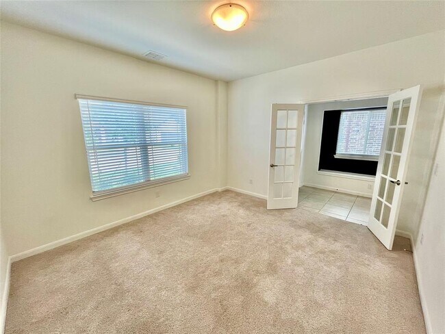 Building Photo - 1304 Rosebush Rd