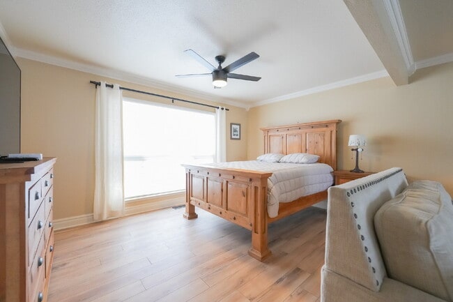 Building Photo - Private Room for Rent with Garage Access -...
