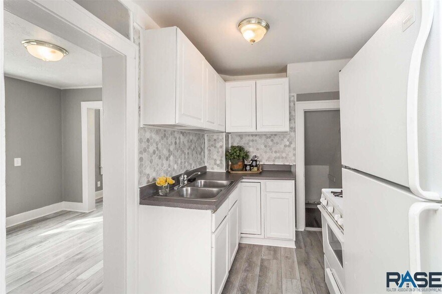 Kitchen/Dining area - 926 N Walts Ave