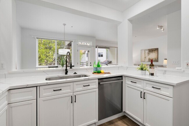 Building Photo - 2Bd/2Ba Redmond Condo