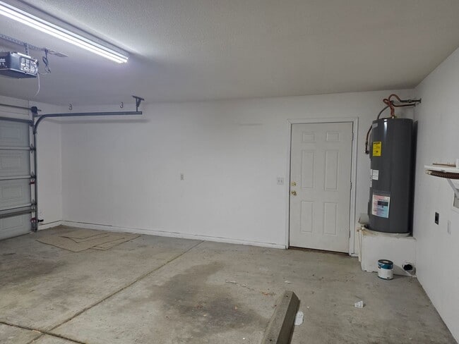 Building Photo - 3 Bed/2 bath home located in desirable Holiday Shores, Bullhead City AZ.