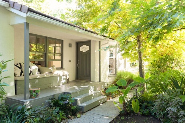 Building Photo - Fully Furnished Hollywood Hills Retreat | Private, Gated, Monthly Rental