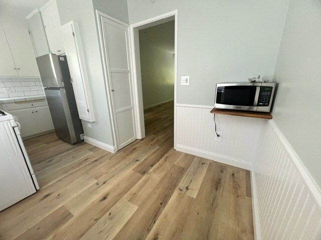 Dining room w/ microwave - 11657 Magnolia Blvd