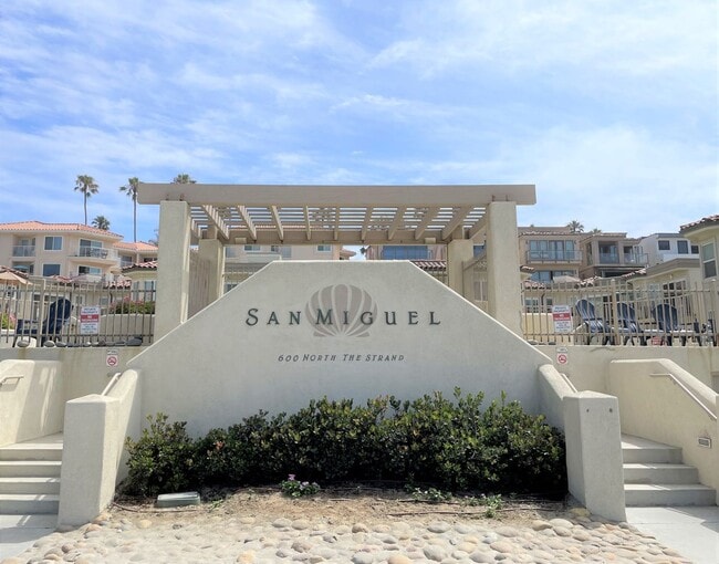 Building Photo - BEACH FRONT CONDO - Panoramic Ocean Views!