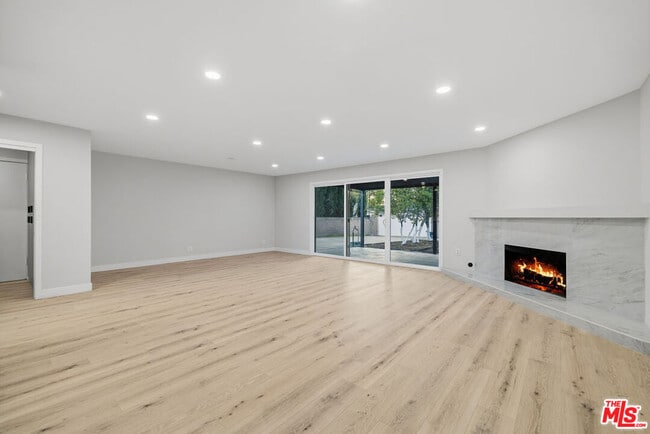 Building Photo - 10557 Reseda Blvd