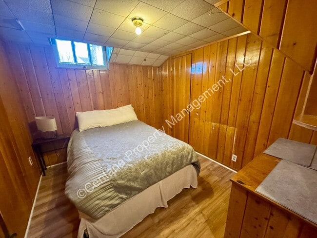 Building Photo - Semi-Furnished 5 bed 2 bath with large fenced yard for rent!