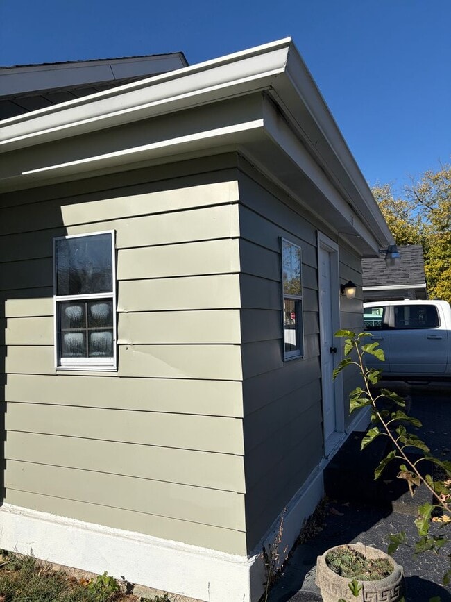 Building Photo - Newly remodeled 2-bedroom, 1-bathroom home...