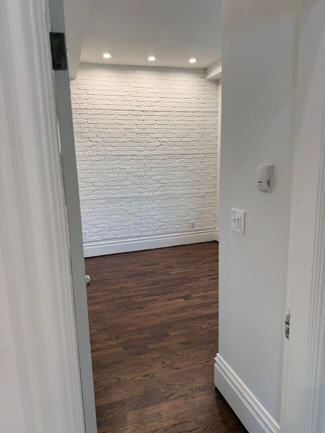 Building Photo - Remodeled one bedroom Condo for Rent in Do...