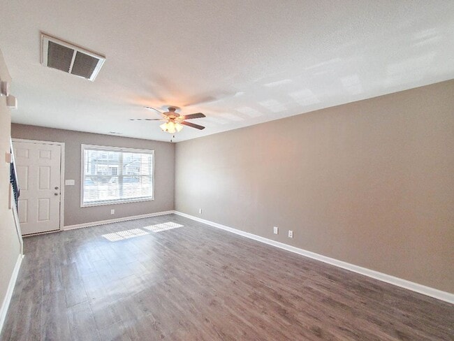 Building Photo - Pet Friendly Two Bedroom!